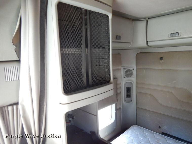 image for item IL9829 2010 Freightliner Columbia 120  semi truck