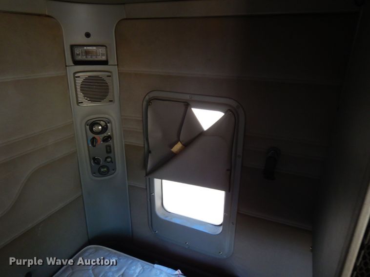 image for item IL9829 2010 Freightliner Columbia 120  semi truck