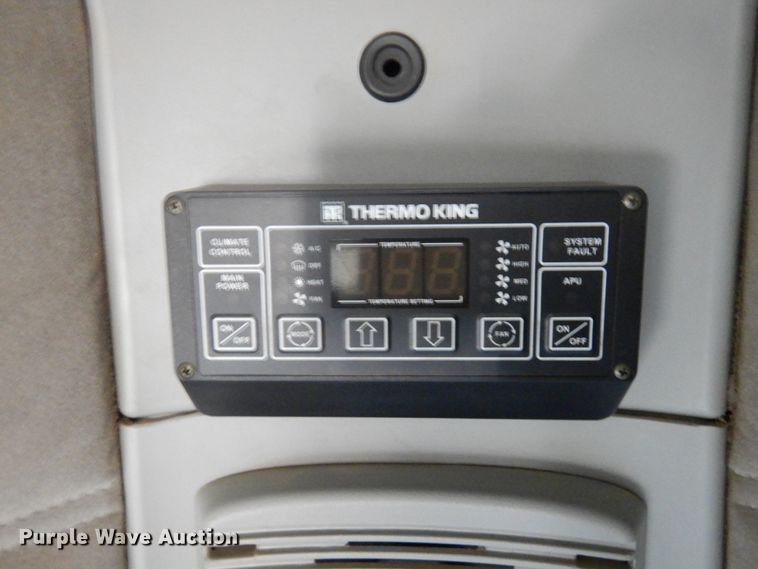 image for item IL9829 2010 Freightliner Columbia 120  semi truck