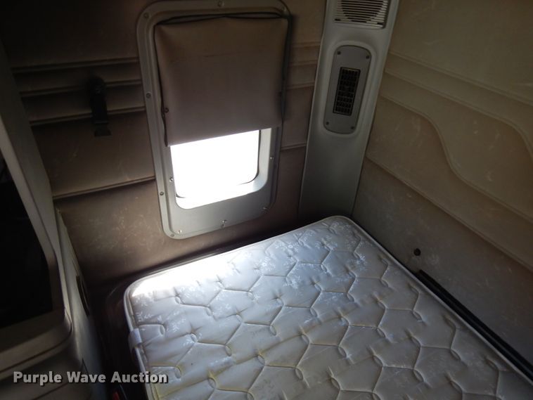 image for item IL9829 2010 Freightliner Columbia 120  semi truck