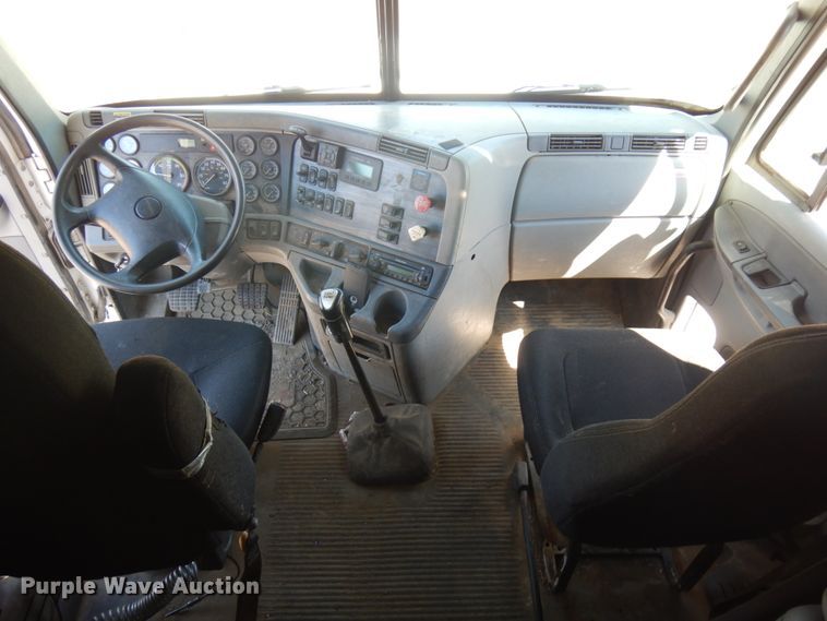 image for item IL9829 2010 Freightliner Columbia 120  semi truck