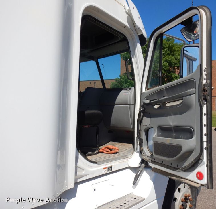 image for item IL9829 2010 Freightliner Columbia 120  semi truck