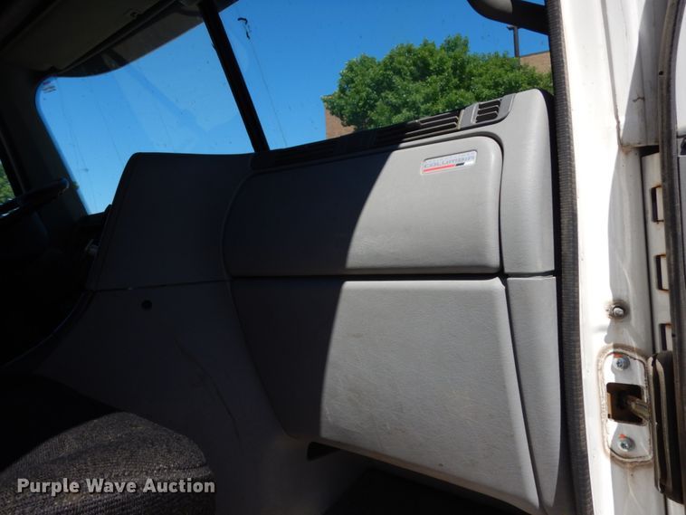 image for item IL9829 2010 Freightliner Columbia 120  semi truck