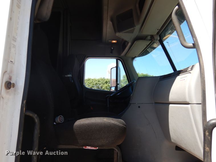 image for item IL9829 2010 Freightliner Columbia 120  semi truck