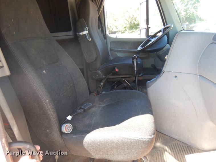 image for item IL9829 2010 Freightliner Columbia 120  semi truck