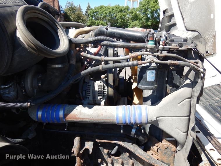 image for item IL9829 2010 Freightliner Columbia 120  semi truck