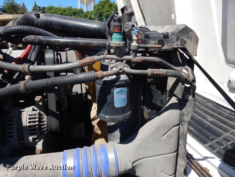 image for item IL9829 2010 Freightliner Columbia 120  semi truck