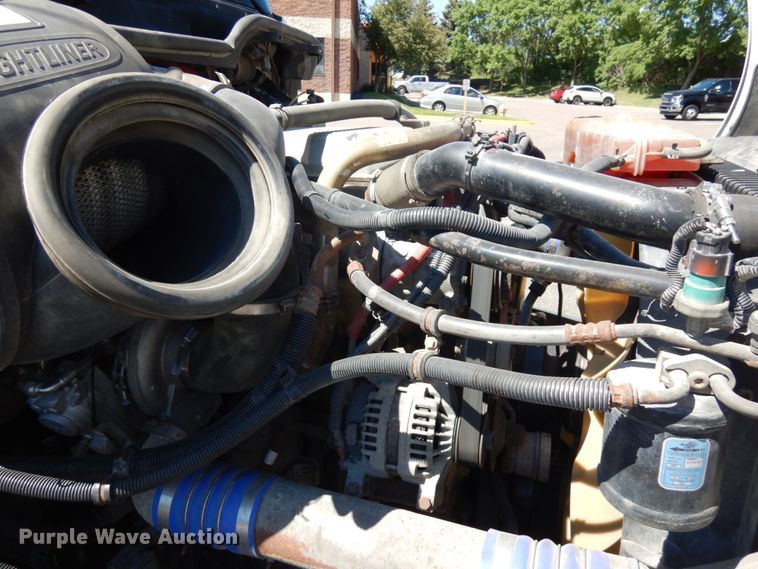 image for item IL9829 2010 Freightliner Columbia 120  semi truck