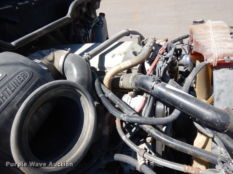 image for item IL9829 2010 Freightliner Columbia 120  semi truck