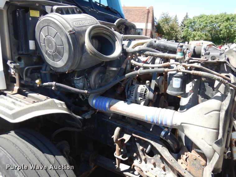 image for item IL9829 2010 Freightliner Columbia 120  semi truck