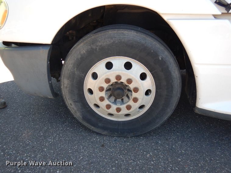 image for item IL9829 2010 Freightliner Columbia 120  semi truck