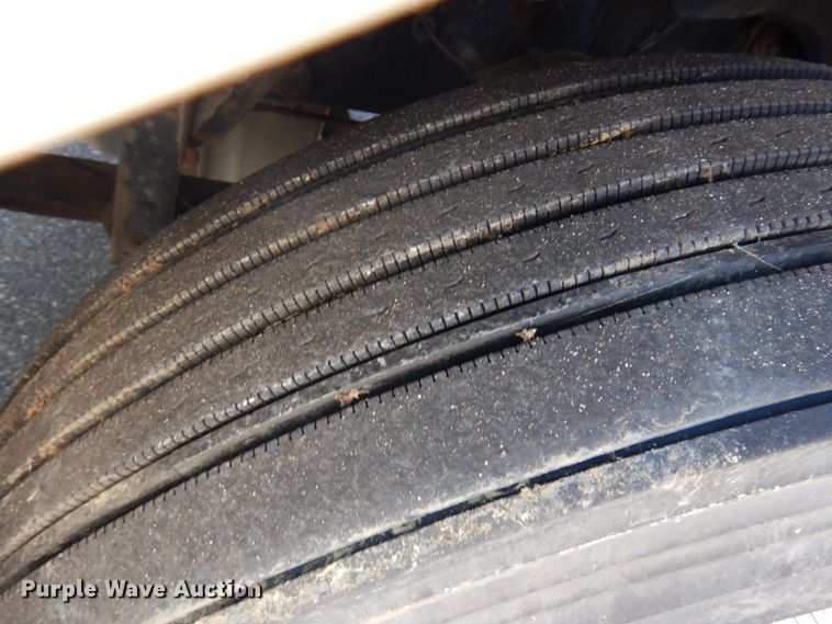 image for item IL9829 2010 Freightliner Columbia 120  semi truck