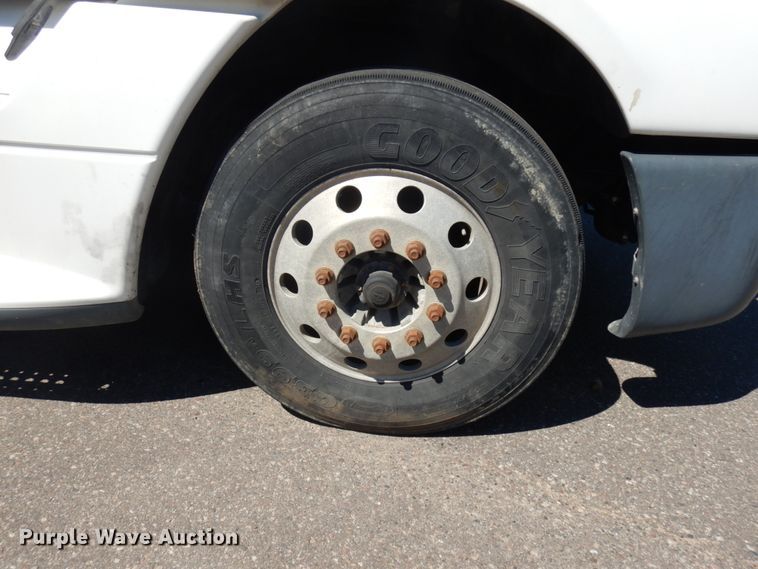 image for item IL9829 2010 Freightliner Columbia 120  semi truck