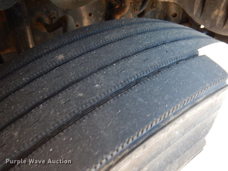 image for item IL9829 2010 Freightliner Columbia 120  semi truck