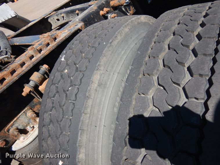 image for item IL9829 2010 Freightliner Columbia 120  semi truck