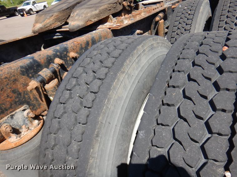 image for item IL9829 2010 Freightliner Columbia 120  semi truck