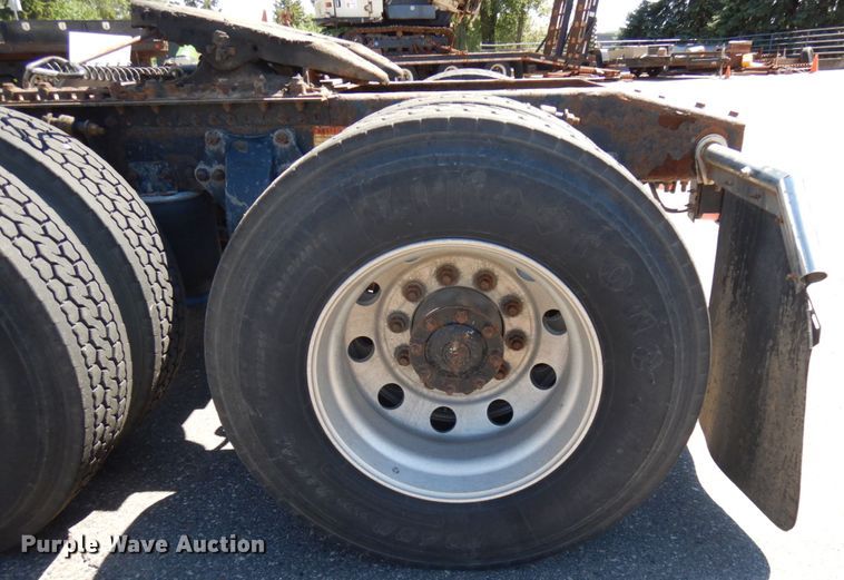 image for item IL9829 2010 Freightliner Columbia 120  semi truck