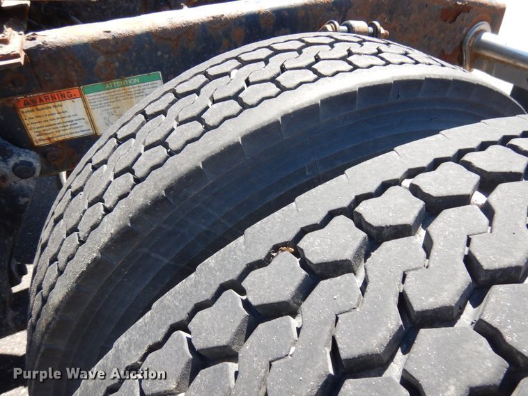 image for item IL9829 2010 Freightliner Columbia 120  semi truck