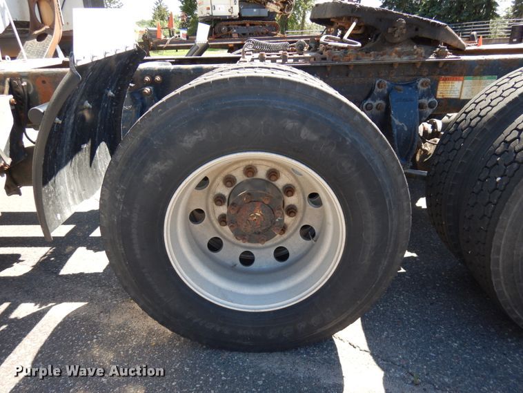 image for item IL9829 2010 Freightliner Columbia 120  semi truck