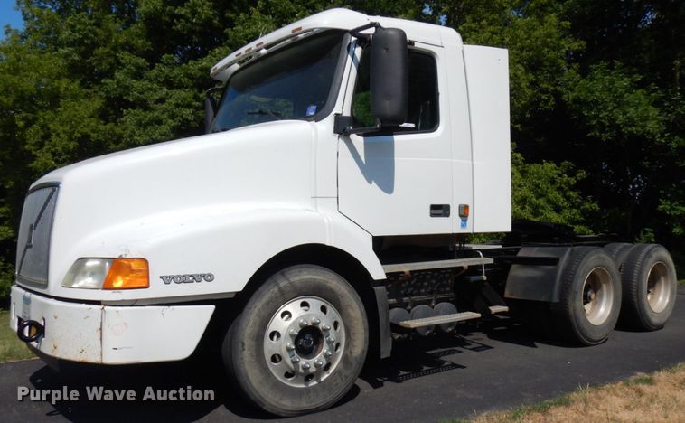 image for item IL9844 2000 Volvo VN Series  semi truck