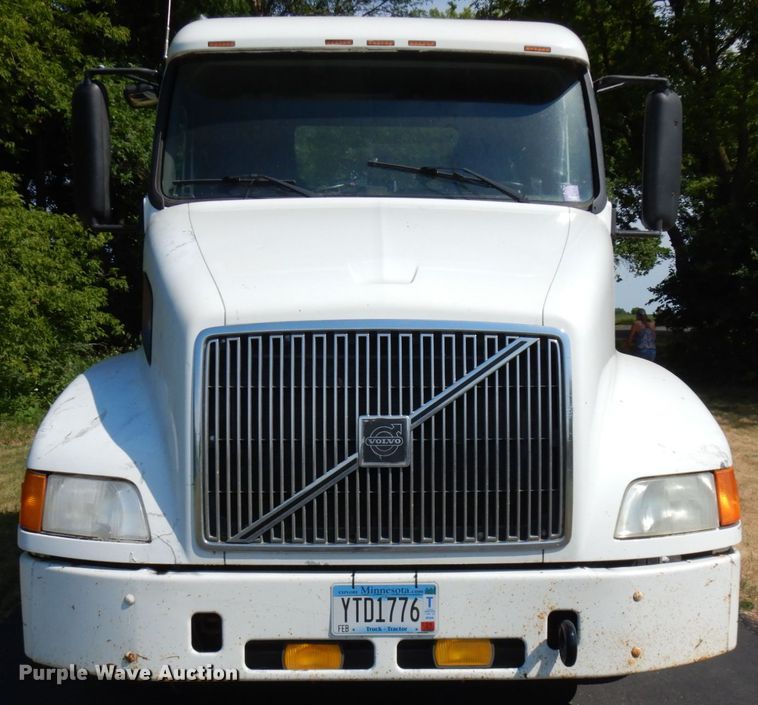 image for item IL9844 2000 Volvo VN Series  semi truck