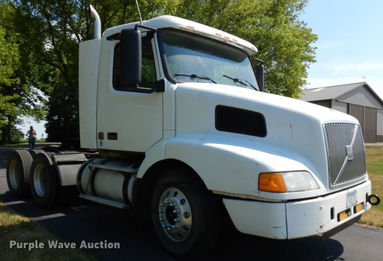 image for item IL9844 2000 Volvo VN Series  semi truck