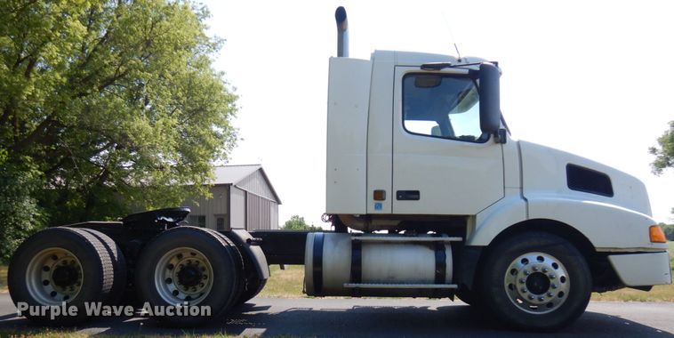 image for item IL9844 2000 Volvo VN Series  semi truck