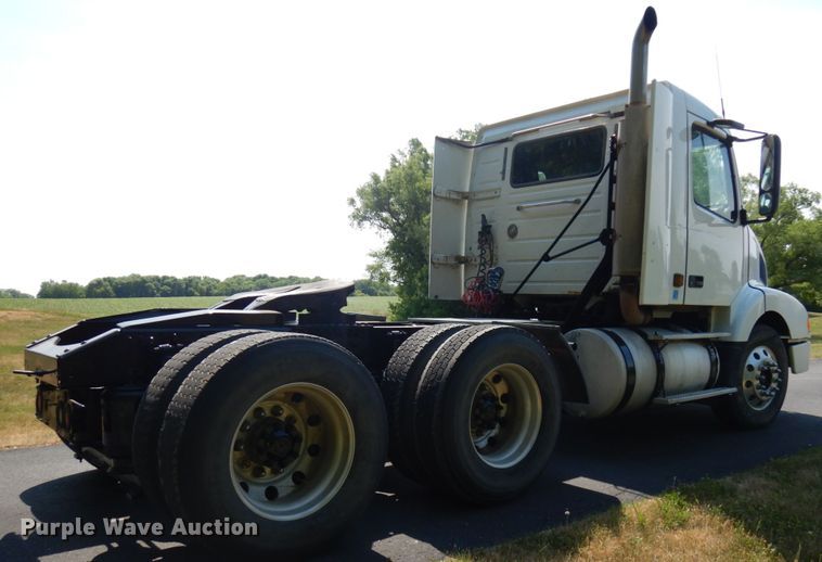 image for item IL9844 2000 Volvo VN Series  semi truck