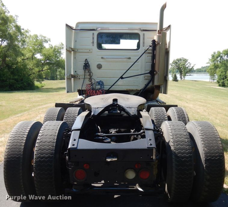 image for item IL9844 2000 Volvo VN Series  semi truck