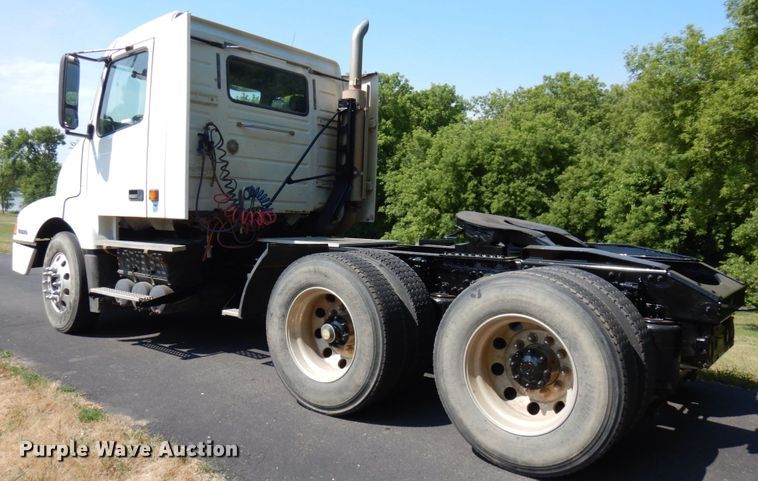 image for item IL9844 2000 Volvo VN Series  semi truck