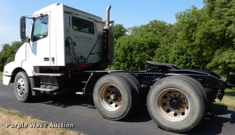 image for item IL9844 2000 Volvo VN Series  semi truck