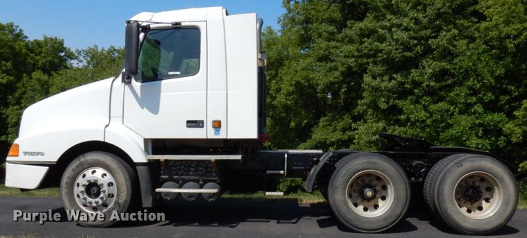 image for item IL9844 2000 Volvo VN Series  semi truck