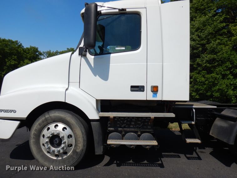 image for item IL9844 2000 Volvo VN Series  semi truck