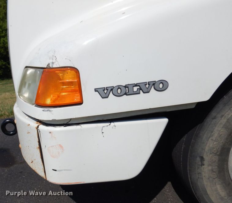 image for item IL9844 2000 Volvo VN Series  semi truck