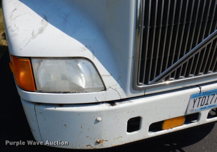 image for item IL9844 2000 Volvo VN Series  semi truck