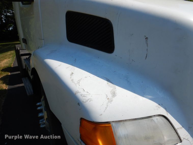 image for item IL9844 2000 Volvo VN Series  semi truck