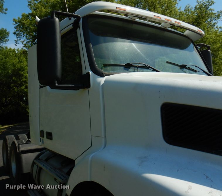 image for item IL9844 2000 Volvo VN Series  semi truck