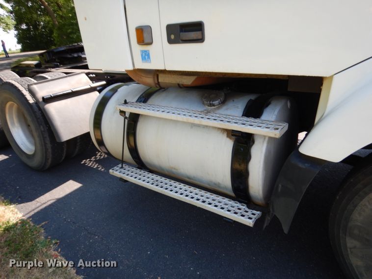 image for item IL9844 2000 Volvo VN Series  semi truck