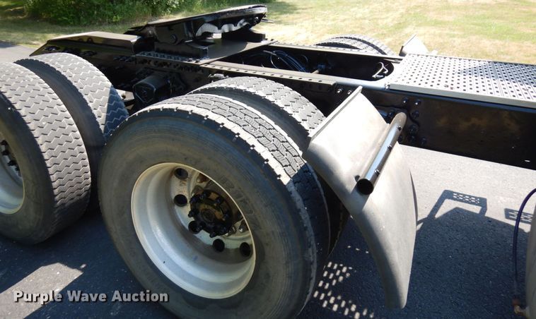 image for item IL9844 2000 Volvo VN Series  semi truck