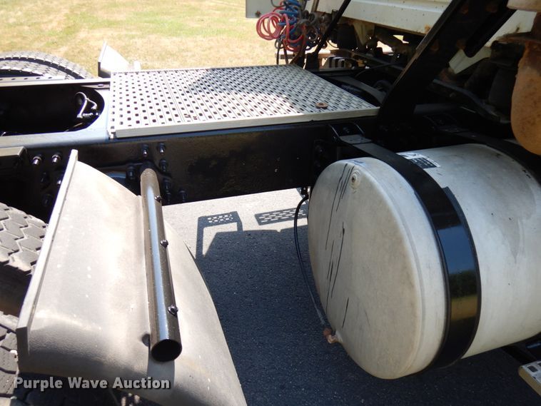 image for item IL9844 2000 Volvo VN Series  semi truck