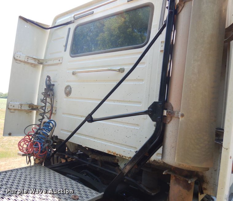 image for item IL9844 2000 Volvo VN Series  semi truck