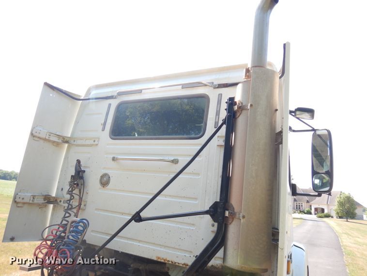 image for item IL9844 2000 Volvo VN Series  semi truck