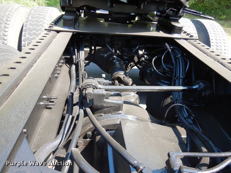 image for item IL9844 2000 Volvo VN Series  semi truck