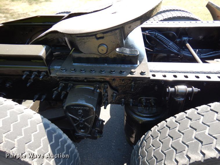 image for item IL9844 2000 Volvo VN Series  semi truck