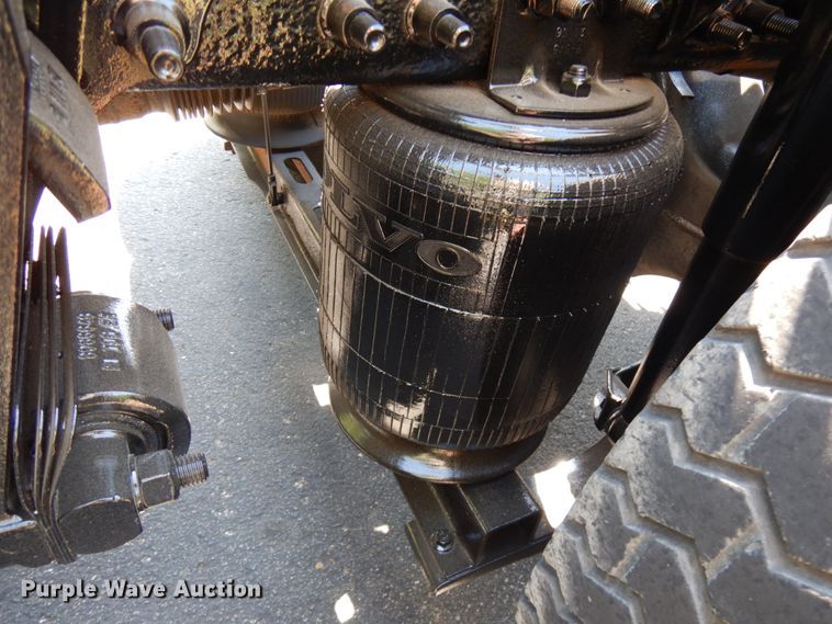 image for item IL9844 2000 Volvo VN Series  semi truck