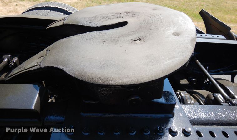 image for item IL9844 2000 Volvo VN Series  semi truck