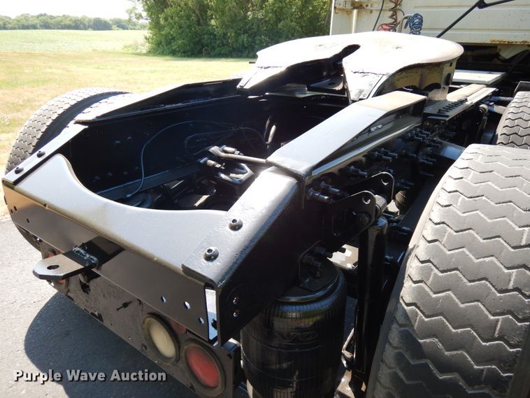 image for item IL9844 2000 Volvo VN Series  semi truck