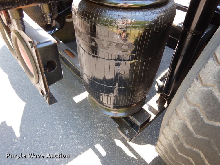 image for item IL9844 2000 Volvo VN Series  semi truck