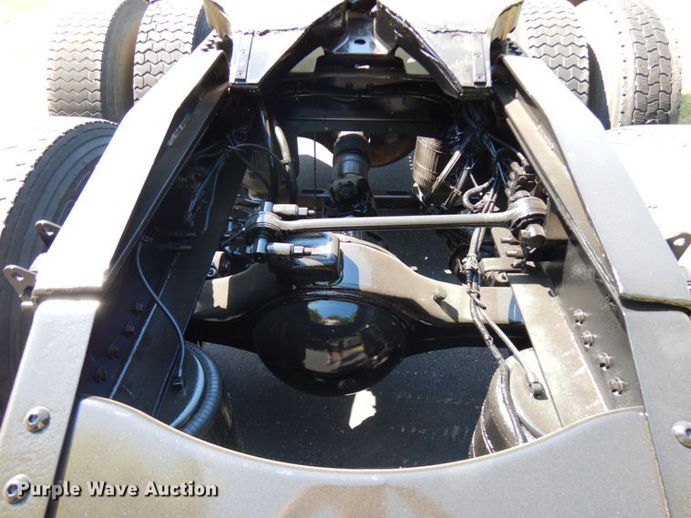 image for item IL9844 2000 Volvo VN Series  semi truck