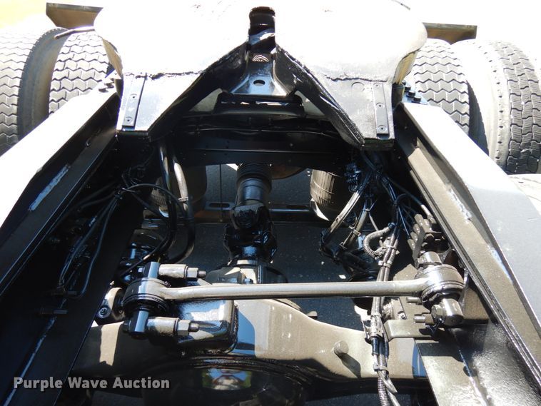 image for item IL9844 2000 Volvo VN Series  semi truck